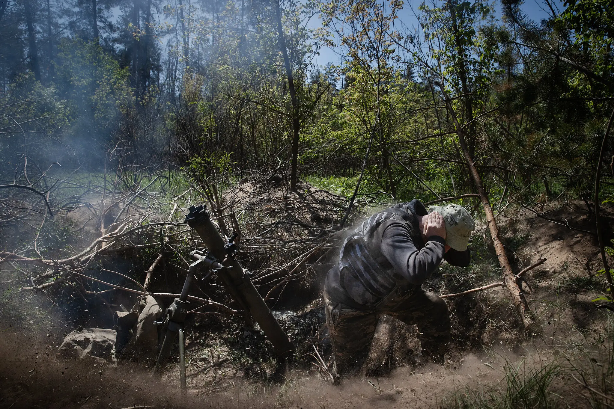 Цього місяця український військовий обстрілює російські позиції в Лиманському районі на сході України